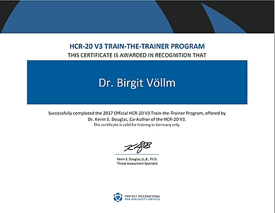 Hier ist das Zertifikat zur HCR-20 V§ Trainerin zu sehen, welches Klinikdirektorin Prof. Dr. med. Völlm erhalten hat  