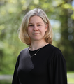 Hier sehen Sie unsere Forschungskoordinatorin für das Projekt PART, Frau Dr. Eva Drewelow. Sie trägt blonde, kurze Haare und schwarze Kleidung.